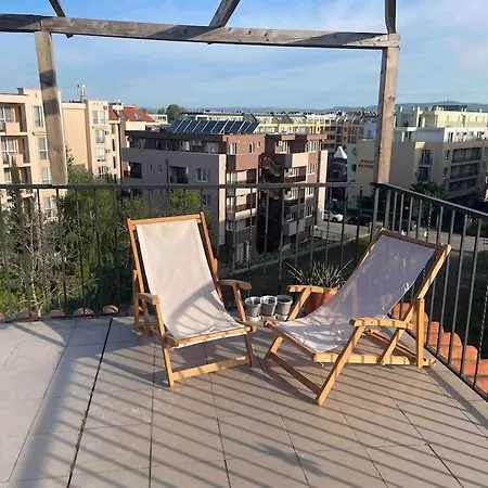 Апартаменти Penthouse In Sunny *